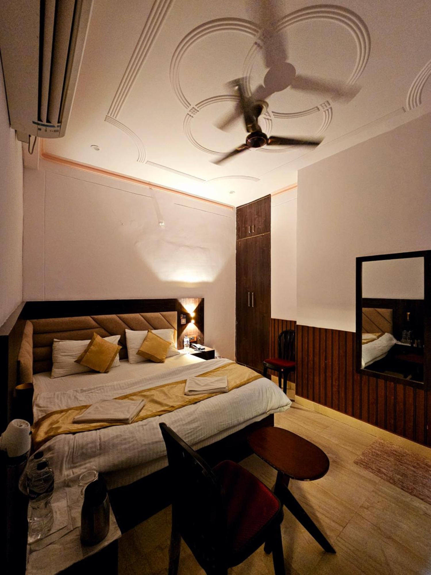 Shri Krishna Divine Dham Hotel Mathura Exterior photo