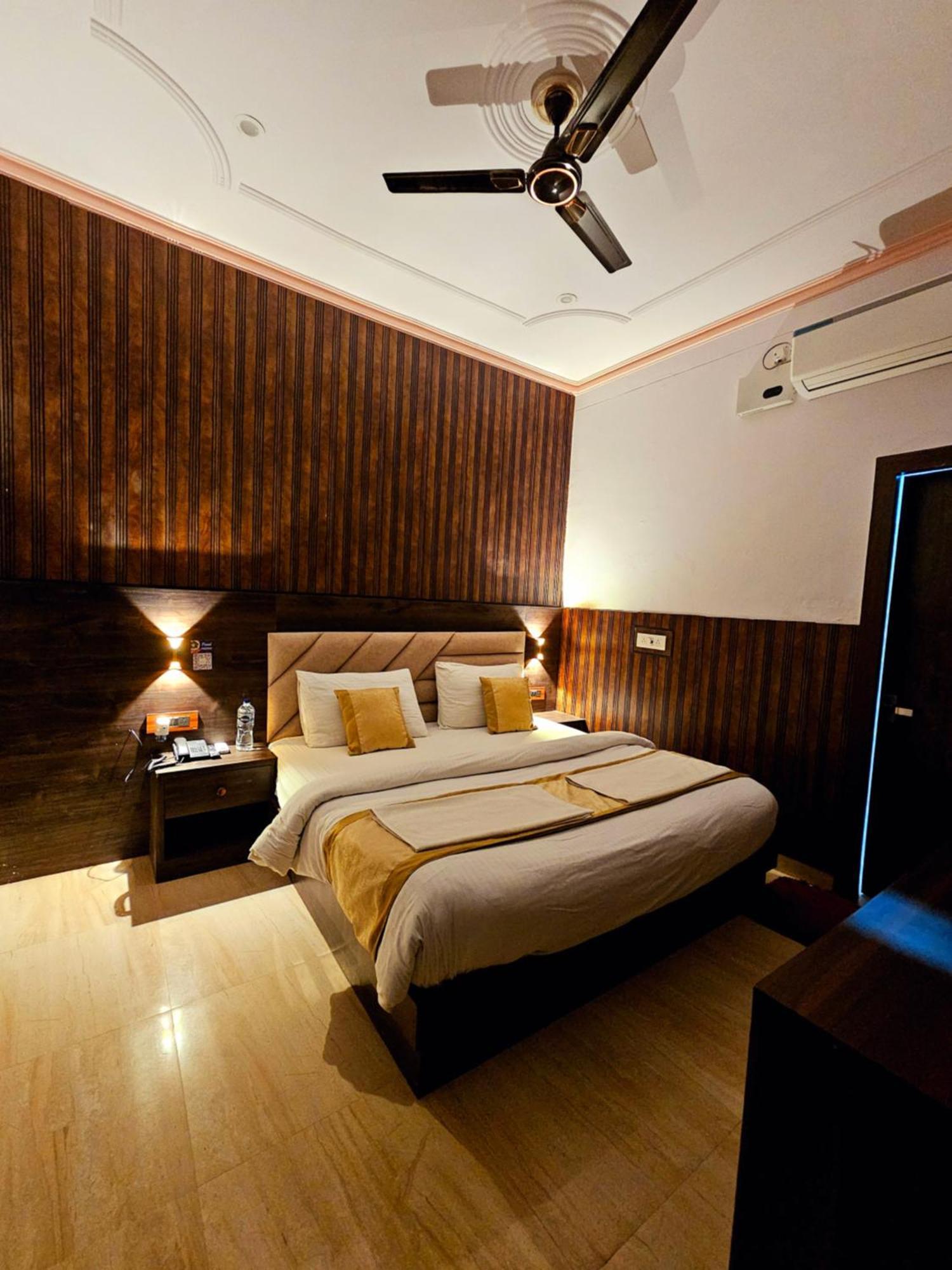 Shri Krishna Divine Dham Hotel Mathura Exterior photo
