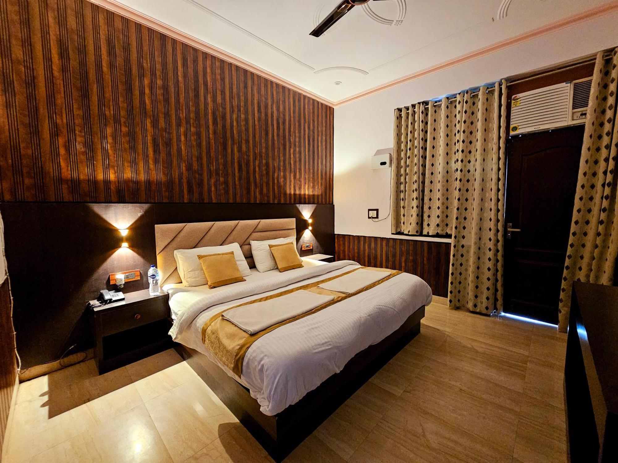 Shri Krishna Divine Dham Hotel Mathura Exterior photo