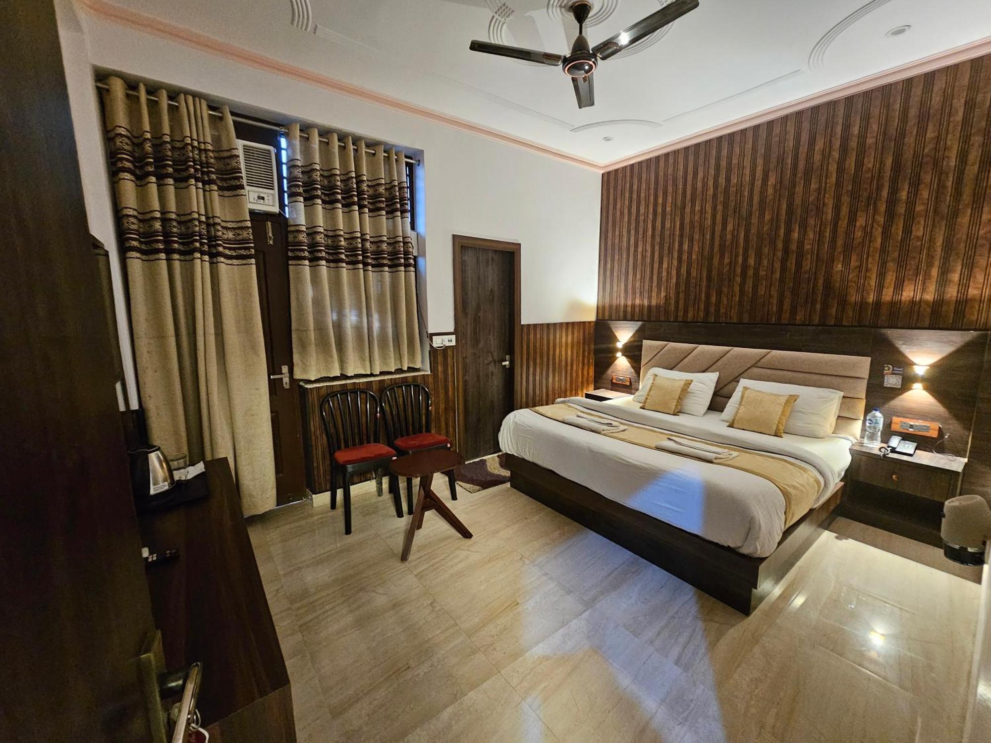 Shri Krishna Divine Dham Hotel Mathura Exterior photo