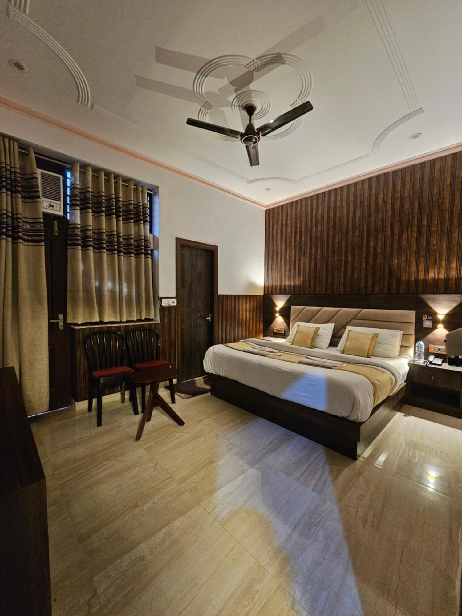 Shri Krishna Divine Dham Hotel Mathura Exterior photo