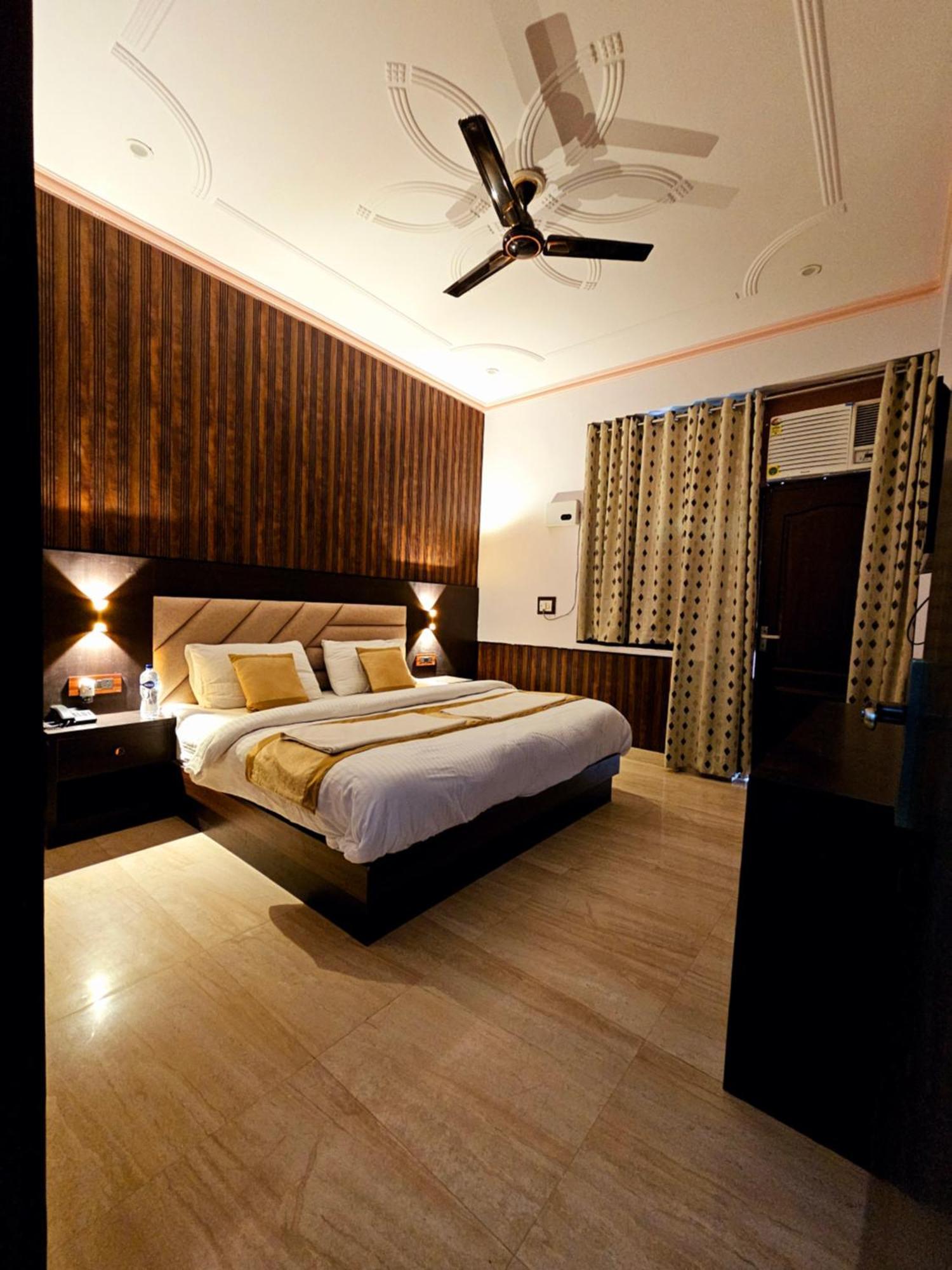Shri Krishna Divine Dham Hotel Mathura Exterior photo